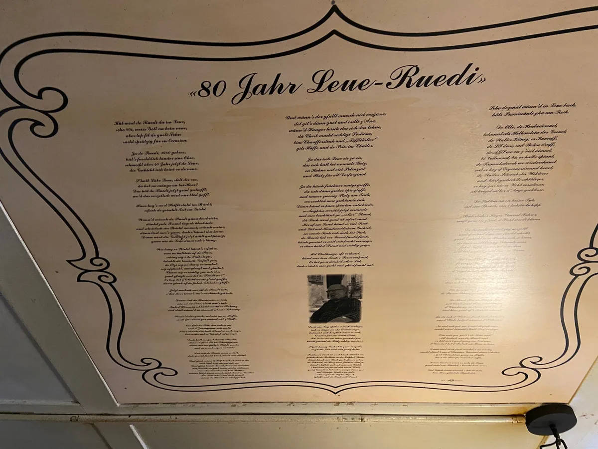 An der Decke der Gaststube hängt das Gedicht, das Alex Sommer für ihn geschrieben hat.